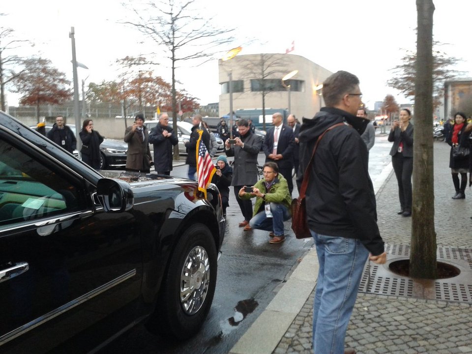 Η χαλαρή βόλτα του Ομπάμα στην Πύλη του Βραδεμβούργου - Πώς τον υποδέχθηκε η Μέρκελ [εικόνες & βίντεο] | iefimerida.gr 4