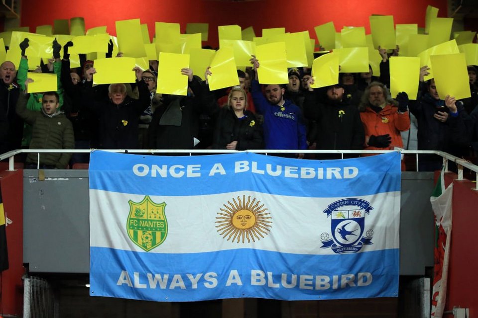 Συγκίνηση στο Λονδίνο για τον αγνοούμενο Σάλα: Λουλούδια και δάκρυα [εικόνες & βίντεο] | iefimerida.gr 0