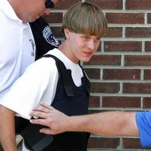 Ντίλαν Ρουφ: Ο ρατσιστής 21χρονος που σκότωσε 9 ανθρώπους και ήθελε να ξεκινήσει φυλετικό πόλεμο [εικόνες] | iefimerida.gr 4