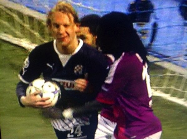 Στημένο το Ντιναμό-Λιόν 1-7; - Αμυντικός «κλείνει» το μάτι σε αντίπαλο [εικόνες] | iefimerida.gr 0