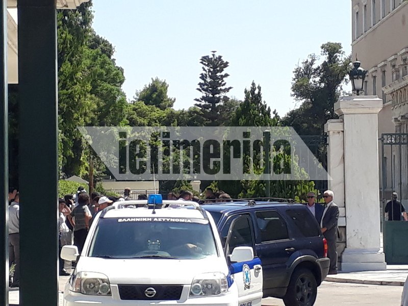 Ο Ρουβίκωνας έκανε ντου στη Βουλή -Συνελήφθησαν και αφέθηκαν ελεύθεροι | iefimerida.gr 6