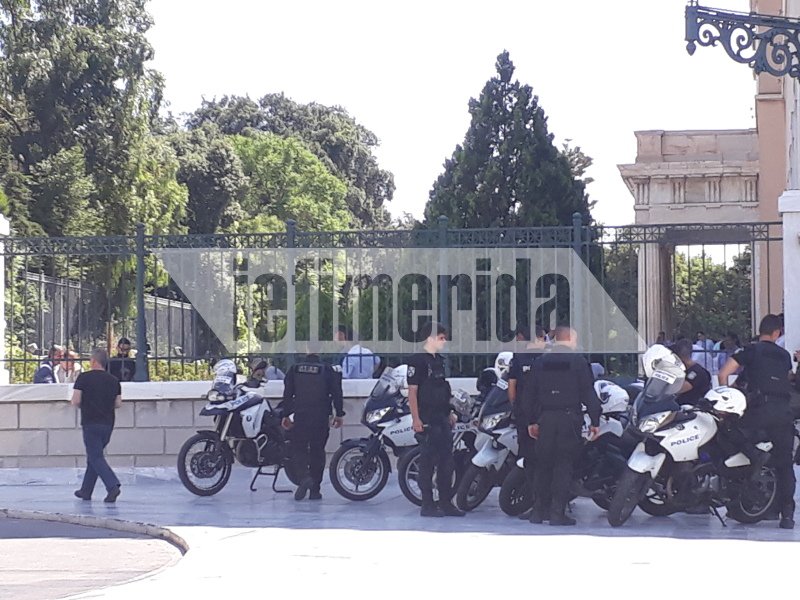 Ο Ρουβίκωνας έκανε ντου στη Βουλή -Συνελήφθησαν και αφέθηκαν ελεύθεροι | iefimerida.gr 7