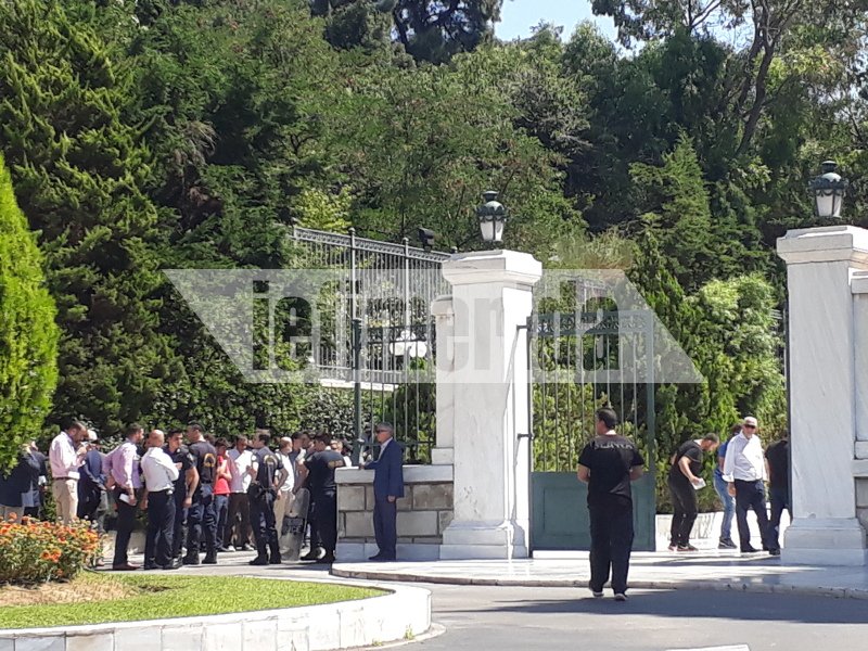 Ο Ρουβίκωνας έκανε ντου στη Βουλή -Συνελήφθησαν και αφέθηκαν ελεύθεροι | iefimerida.gr 10
