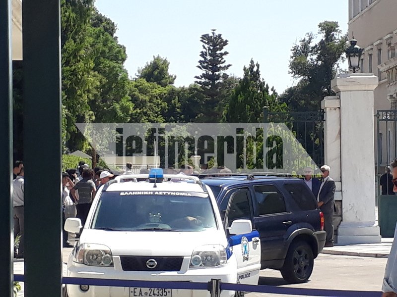 Ο Ρουβίκωνας έκανε ντου στη Βουλή -Συνελήφθησαν και αφέθηκαν ελεύθεροι | iefimerida.gr 8