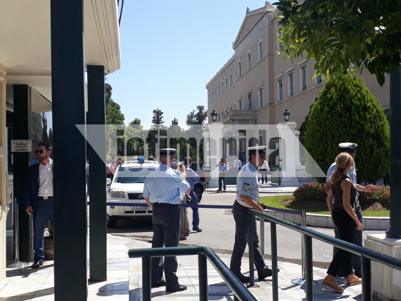 Ο Ρουβίκωνας έκανε ντου στη Βουλή -Συνελήφθησαν και αφέθηκαν ελεύθεροι | iefimerida.gr 9
