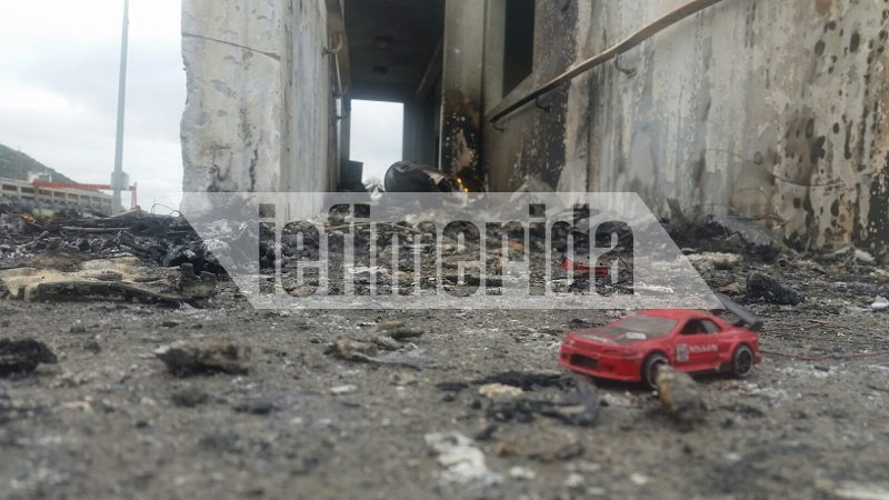 H επόμενη μέρα του φριχτού τροχαίου στη Θήβα -Συντρίμμια και αποκαΐδια [εικόνες] | iefimerida.gr 0