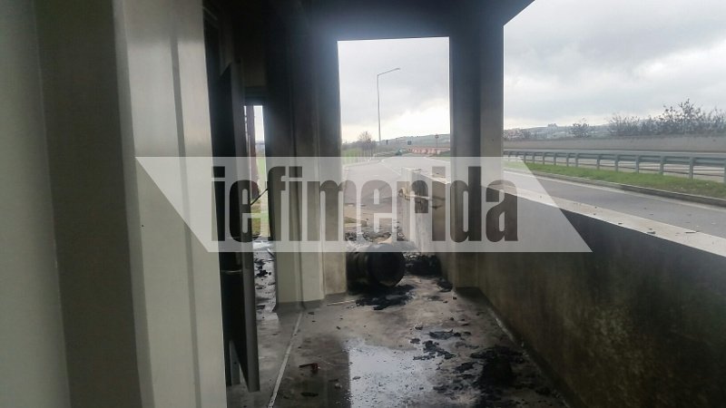 H επόμενη μέρα του φριχτού τροχαίου στη Θήβα -Συντρίμμια και αποκαΐδια [εικόνες] | iefimerida.gr 7