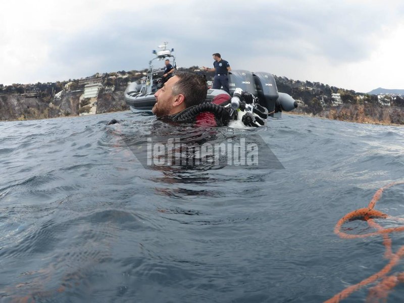Οι δύτες είναι σε απόλυτη συνεργασία με το Λιμεναρχείο, το οποίο τους έστειλαν για έρευνες στο σημείο.