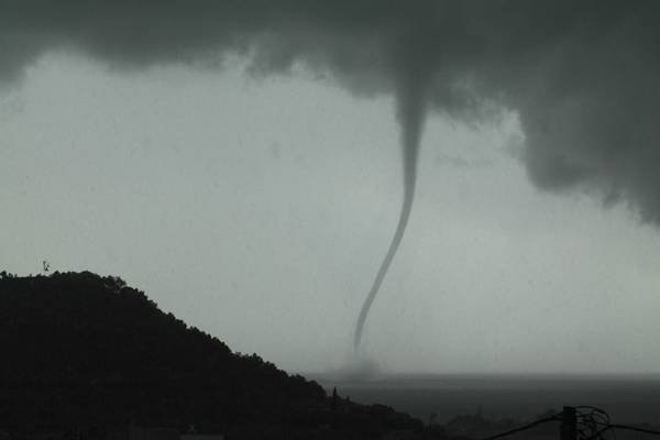 Στη δίνη του ανεμοστρόβιλου η Δυτική Μάνη [βίντεο & εικόνες] | iefimerida.gr 1
