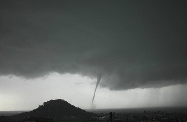 Στη δίνη του ανεμοστρόβιλου η Δυτική Μάνη [βίντεο & εικόνες] | iefimerida.gr 0