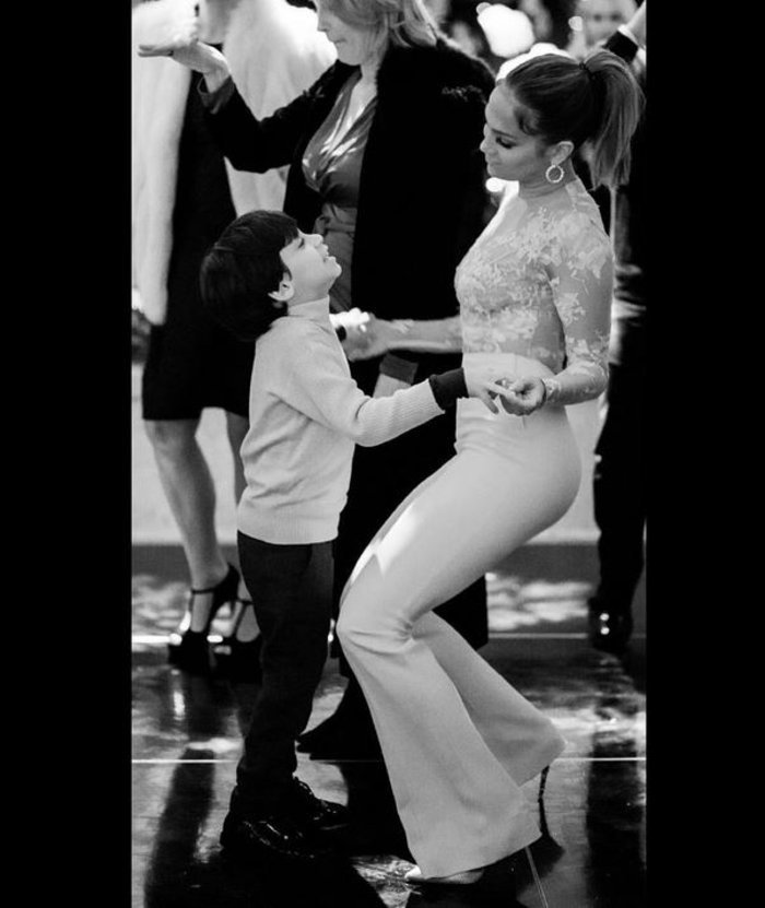 Τζένιφερ Λόπεζ: Χορεύει με τα παιδιά της στην πίστα [εικόνες]  | iefimerida.gr 0