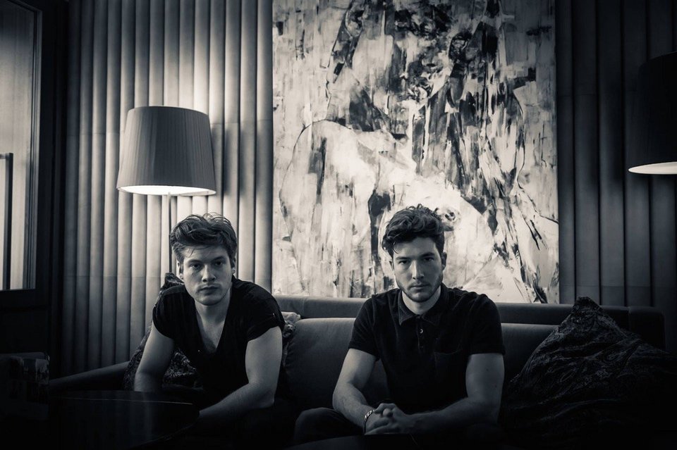 Οι «ιδιοφυΐες» της τέχνης: Πώς δυο 26χρονοι άλλαξαν μια για πάντα τη λειτουργία των γκαλερί [εικόνες]  | iefimerida.gr 2