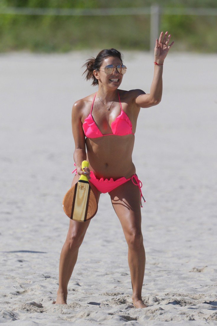 Οι καμπύλες της Λονγκόρια -Στα 40 της με ροζ μπικίνι [εικόνες] | iefimerida.gr 0