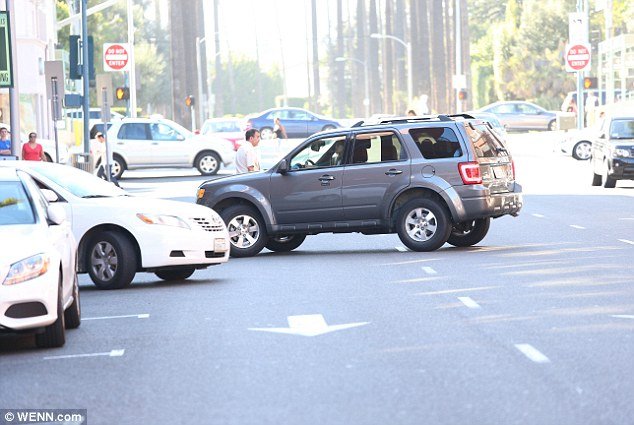 Φόβος και τρόμος- Η Εύα Μέντες οδηγεί ανάποδα στον δρόμο [εικόνες & βίντεο] | iefimerida.gr 2