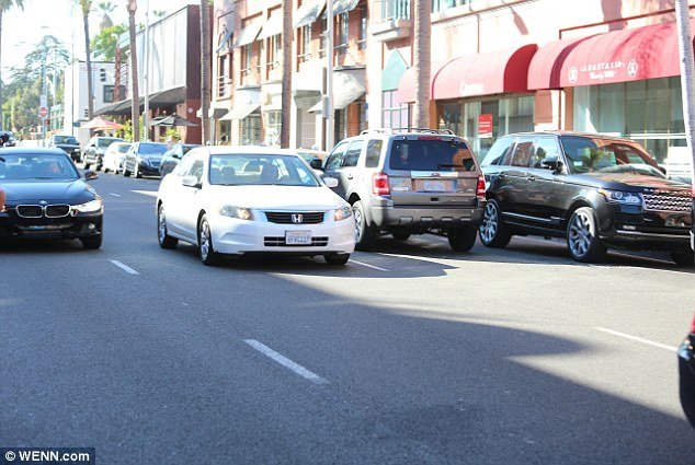Φόβος και τρόμος- Η Εύα Μέντες οδηγεί ανάποδα στον δρόμο [εικόνες & βίντεο] | iefimerida.gr 3