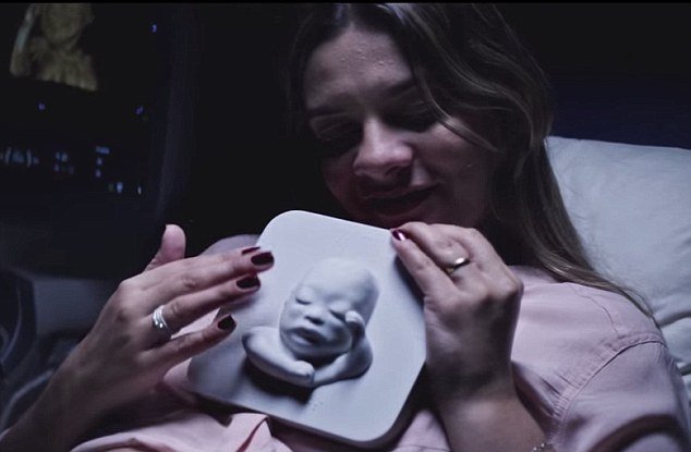 Συγκινητικό: Τυφλή μητέρα «είδε» το αγέννητο μωρό της με τα χέρια της [εικόνες & βίντεο] | iefimerida.gr 2