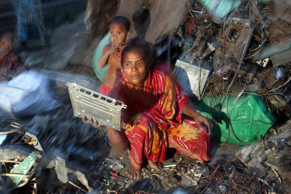 Το χωριό των ηλεκτρονικών σκουπιδιών -Συγκλονιστικές εικόνες παιδιών που ζουν μέσα σε καλώδια και παλιούς υπολογιστές [εικόνες] | iefimerida.gr 0
