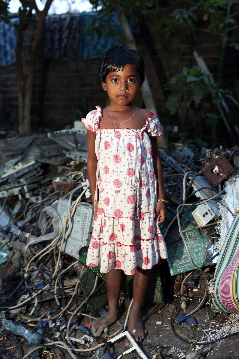 Το χωριό των ηλεκτρονικών σκουπιδιών -Συγκλονιστικές εικόνες παιδιών που ζουν μέσα σε καλώδια και παλιούς υπολογιστές [εικόνες] | iefimerida.gr 3