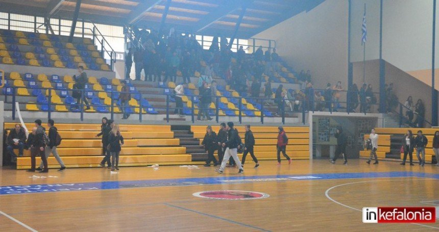 Πεδίο μάχης τελικός σχολικού πρωταθλήματος στην Κεφαλλονιά – Ξύλο των μαθητών και διακοπή [εικόνες] | iefimerida.gr 5