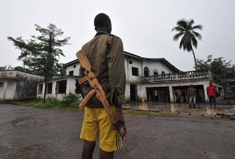 Μια ξεχασμένη πολιτοφυλακή, σε ένα ρημαγμένο παλάτι -Εκπαιδεύονται με ξύλινα όπλα, περιμένουν μάταια εντολές [εικόνες] | iefimerida.gr 2
