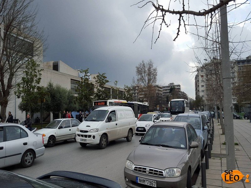 Ενταση στη Θεσσαλονίκη: Τρακτέρ πολιορκούν το υπουργείο Μακεδονίας-Θράκης | iefimerida.gr 8