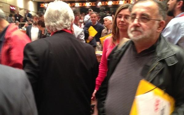 Η Ελένη Γερασιμίδου και η Λιάνα Κανέλλη με κόκκινο γαρίφαλο στο πέτο [εικόνες] | iefimerida.gr 1