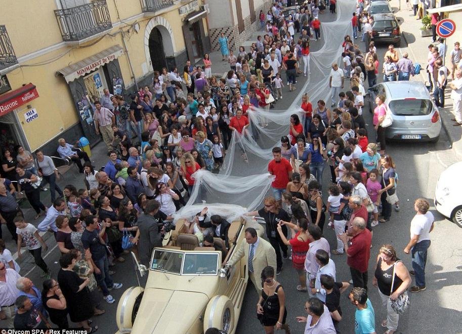 Ιταλίδα νύφη με πέπλο μήκους 3 χιλιομέτρων! [photos] | iefimerida.gr 0