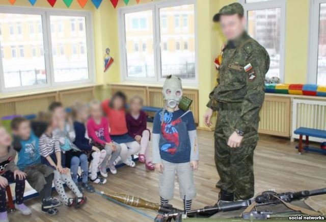 «Μάθημα πατριωτισμού» σε νήπια στη Ρωσία -Πεντάχρονα ποζάρουν με καλάσνικοφ και χειροβομβίδες [εικόνες] | iefimerida.gr 3