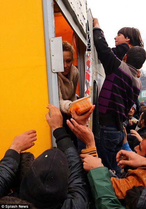 Κραυγή αγωνίας των προσφύγων στην Ειδομένη: «Τα παιδιά μας αρρωσταίνουν, πεθαίνουν» [εικόνες] | iefimerida.gr 9