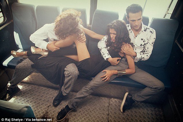 Σάλος και κατακραυγή στην Ινδία με φωτογράφο που αναπαριστά βιασμό μιας γυναίκας μέσα σε λεωφορείο [εικόνες]  | iefimerida.gr 0