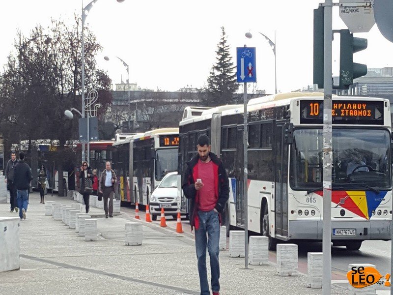 Ενταση στη Θεσσαλονίκη: Τρακτέρ πολιορκούν το υπουργείο Μακεδονίας-Θράκης | iefimerida.gr 7