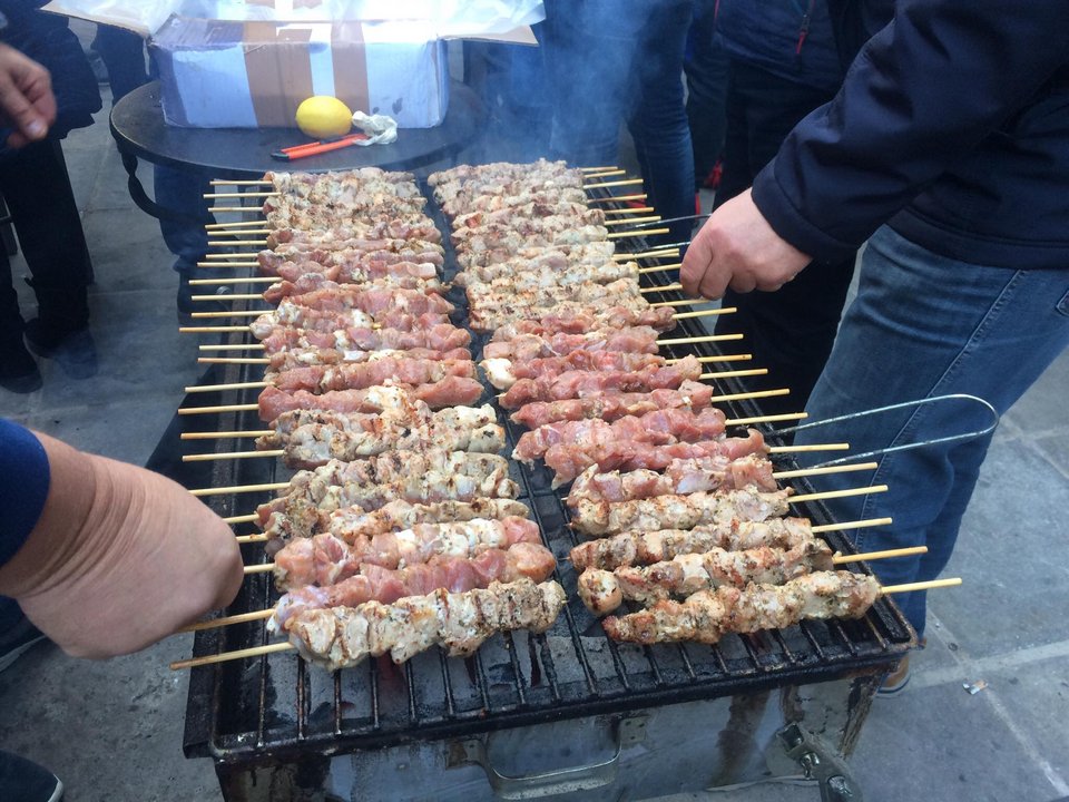 Στους δρόμους οι Θεσσαλονικείς -Μπάντες, ψησταριές και ψώνια απ’ το πρωί [εικόνες] | iefimerida.gr 5