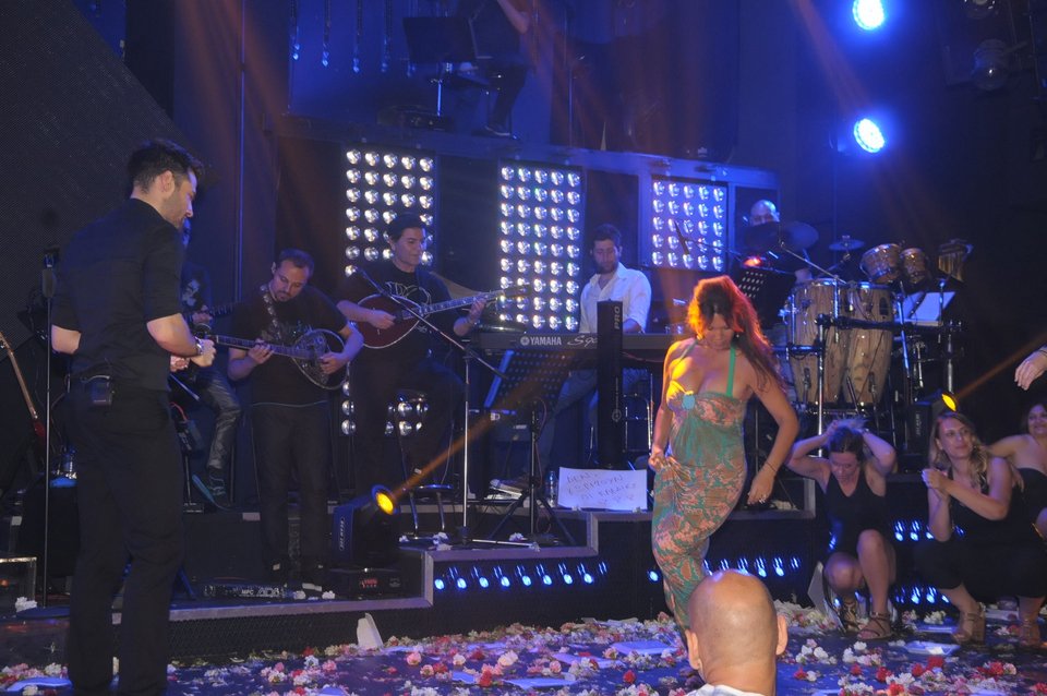 Η Βάνα Μπάρμπα έβγαλε τα παπούτσια της και χόρεψε ζεϊμπέκικο μέσα σε... λουλουδοπόλεμο [εικόνες] | iefimerida.gr 2