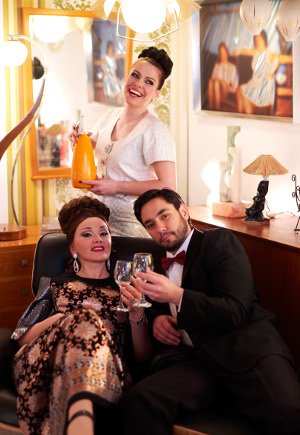 Eίναι εντελώς τρελοί εκεί στη Λυρική Σκηνή: Αριστουργηματικό βίντεο με κοσμοναύτη, σταρ Ελλάς και ατμόσφαιρα μπουρζουαζίας [βίντεο] | iefimerida.gr 0