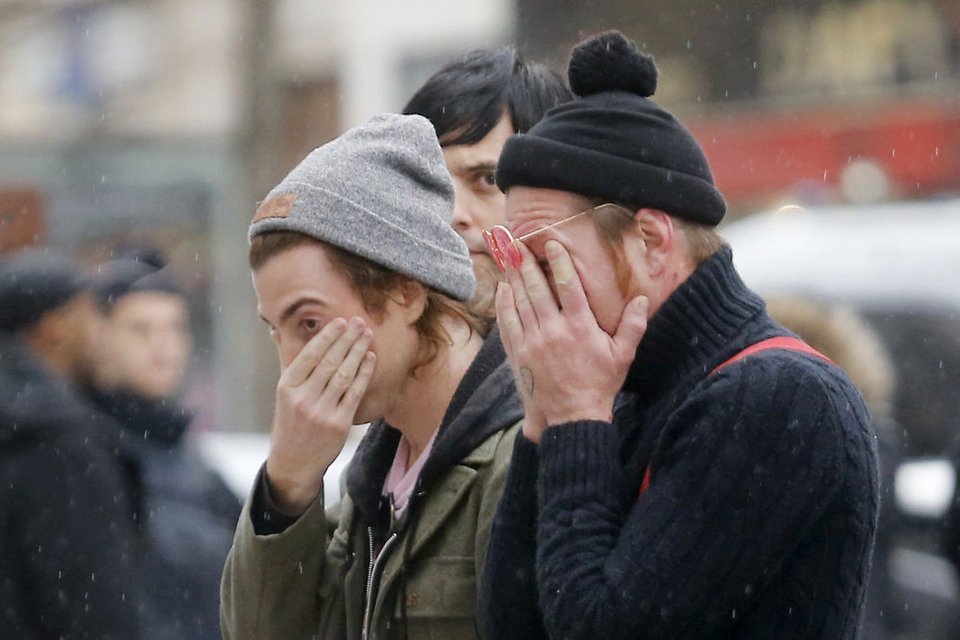 Οι Eagles of Death Metal κλαίνε μπροστά στο Μπατακλάν [εικόνες] | iefimerida.gr 9