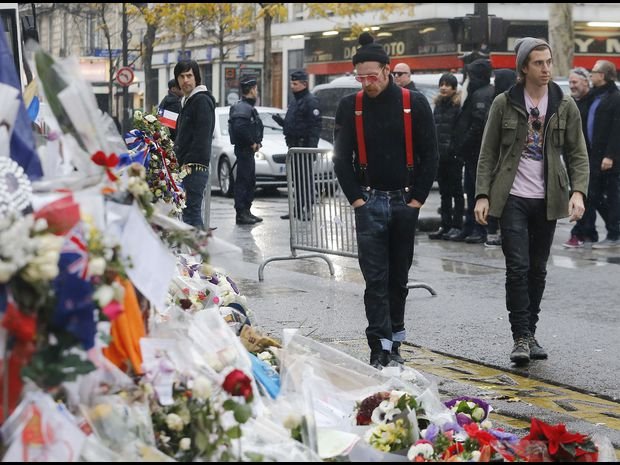 Οι Eagles of Death Metal κλαίνε μπροστά στο Μπατακλάν [εικόνες] | iefimerida.gr 2