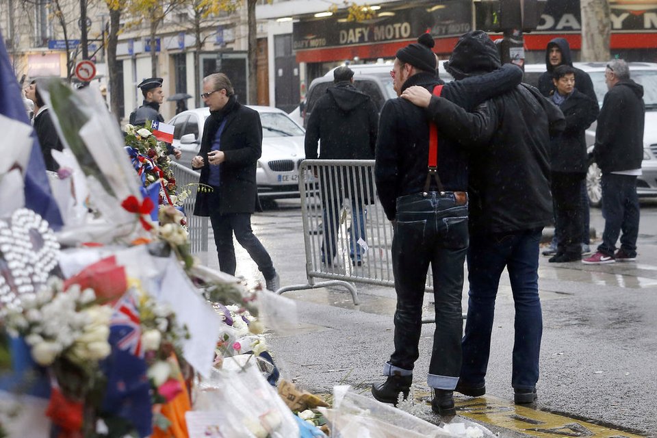 Οι Eagles of Death Metal κλαίνε μπροστά στο Μπατακλάν [εικόνες] | iefimerida.gr 5