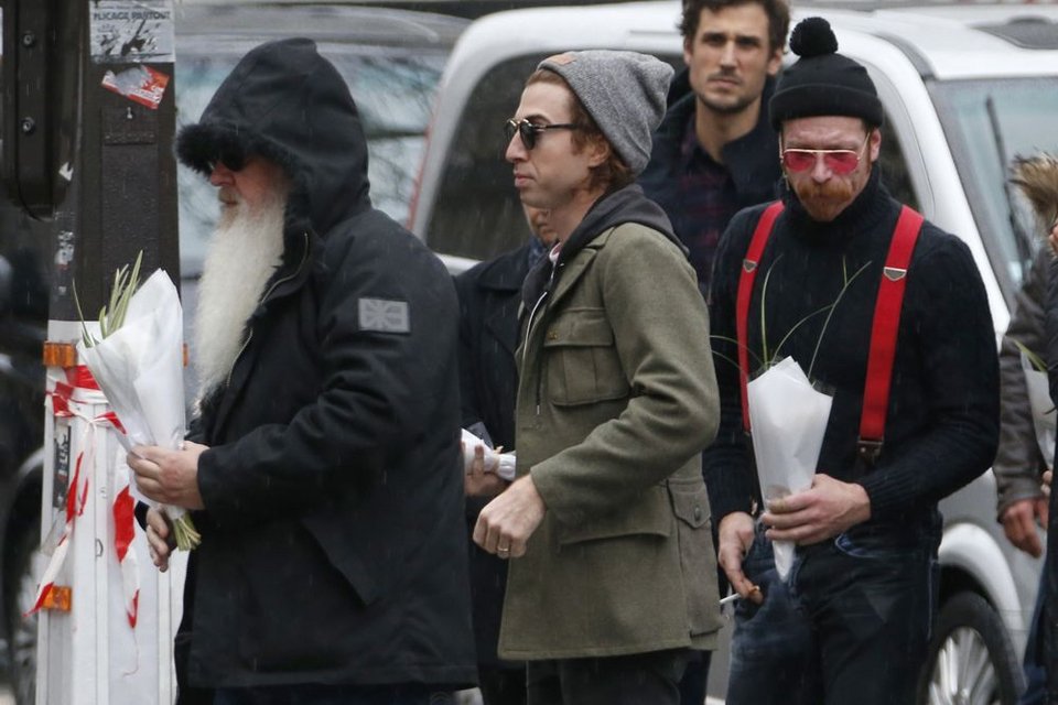 Οι Eagles of Death Metal κλαίνε μπροστά στο Μπατακλάν [εικόνες] | iefimerida.gr 7