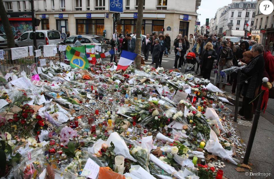 Οι Eagles of Death Metal κλαίνε μπροστά στο Μπατακλάν [εικόνες] | iefimerida.gr 11