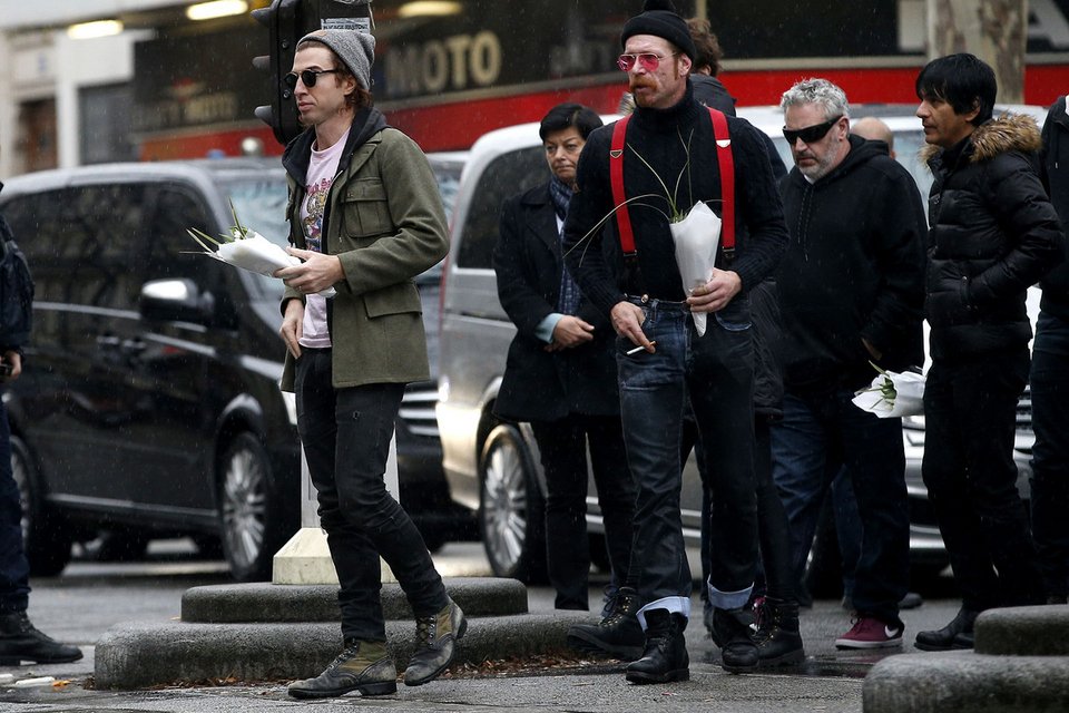 Οι Eagles of Death Metal τραγουδούν σήμερα στο Παρίσι - «Kαλό είναι να έχουν όλοι από ένα όπλο», είπε ο τραγουδιστής [εικόνες] | iefimerida.gr 1