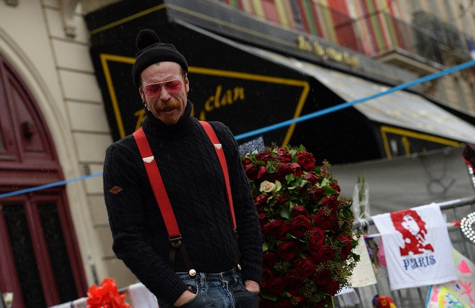 Οι Eagles of Death Metal επέστρεψαν στο Bataclan μετά το μακελειό -Δάκρυα και συγκίνηση [εικόνες & βίντεο] | iefimerida.gr 0