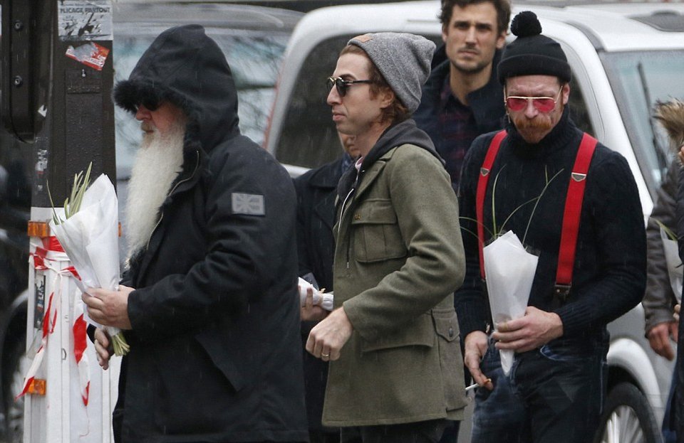 Οι Eagles of Death Metal επέστρεψαν στο Bataclan μετά το μακελειό -Δάκρυα και συγκίνηση [εικόνες & βίντεο] | iefimerida.gr 1