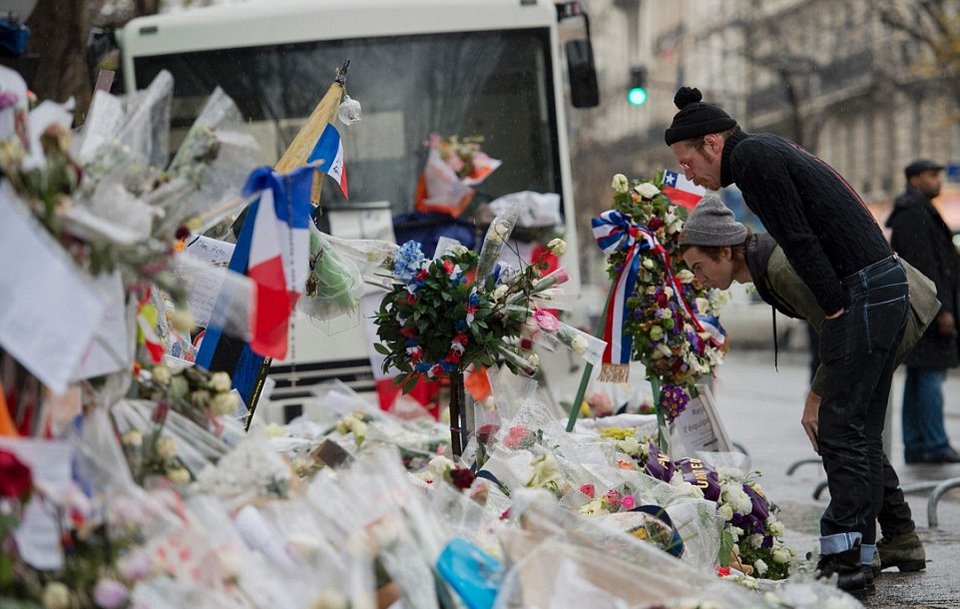 Οι Eagles of Death Metal επέστρεψαν στο Bataclan μετά το μακελειό -Δάκρυα και συγκίνηση [εικόνες & βίντεο] | iefimerida.gr 2
