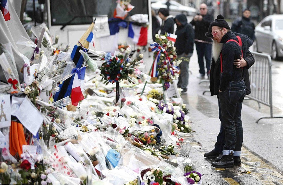 Οι Eagles of Death Metal επέστρεψαν στο Bataclan μετά το μακελειό -Δάκρυα και συγκίνηση [εικόνες & βίντεο] | iefimerida.gr 4