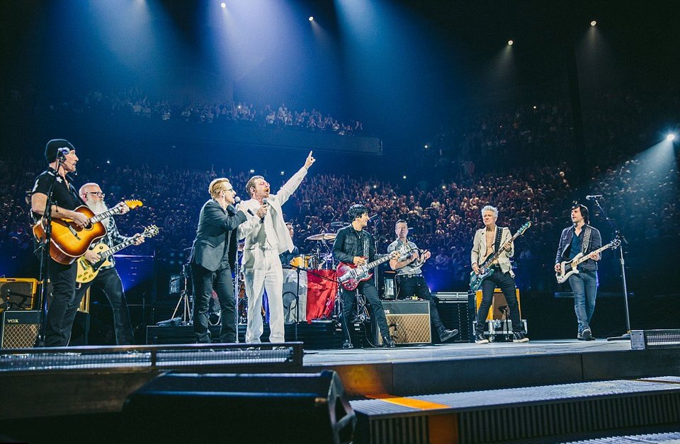 Οι Eagles of Death Metal επέστρεψαν στο Bataclan μετά το μακελειό -Δάκρυα και συγκίνηση [εικόνες & βίντεο] | iefimerida.gr 5