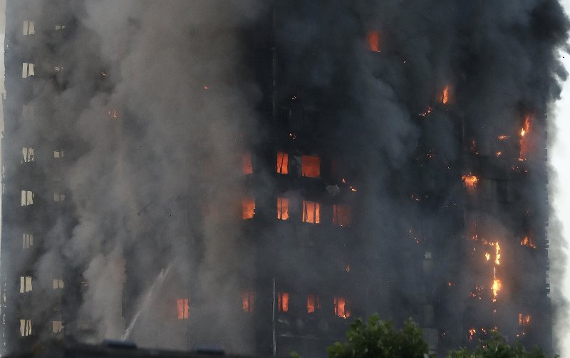 «Το κτίριο έπιασε φωτιά σαν σπιρτόξυλο» -Συγκλονίζουν οι μαρτυρίες επιζώντων από το φλεγόμενο πύργο | iefimerida.gr 4
