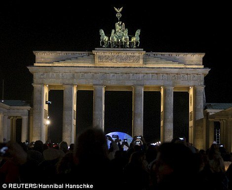 Ακρόπολη, πύργος του Αϊφελ και Πύλη του Βραδεμβούργου στο σκοτάδι: Εσβησαν τα φώτα στην «Ωρα της Γης» [εικόνες & βίντεο] | iefimerida.gr 2