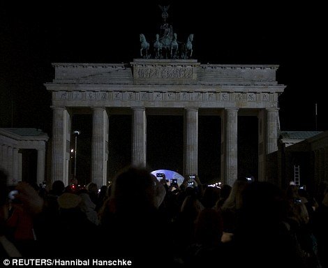 Ακρόπολη, πύργος του Αϊφελ και Πύλη του Βραδεμβούργου στο σκοτάδι: Εσβησαν τα φώτα στην «Ωρα της Γης» [εικόνες & βίντεο] | iefimerida.gr 3
