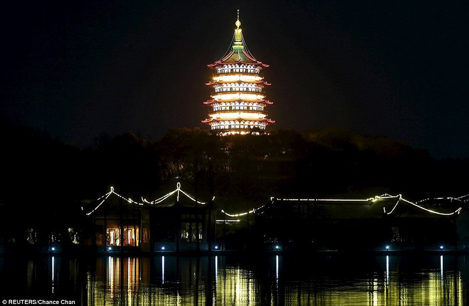 Ακρόπολη, πύργος του Αϊφελ και Πύλη του Βραδεμβούργου στο σκοτάδι: Εσβησαν τα φώτα στην «Ωρα της Γης» [εικόνες & βίντεο] | iefimerida.gr 5