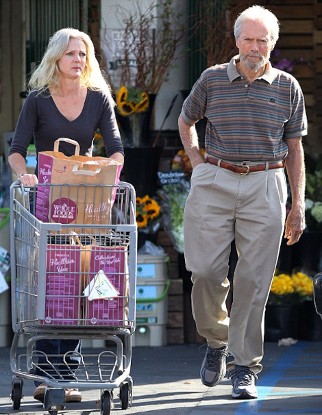 Μια φορά γόης για πάντα γόης -Ο 84χρονος Κλιντ Ιστγουντ με εντυπωσιακή ξανθιά [εικόνες] | iefimerida.gr 0